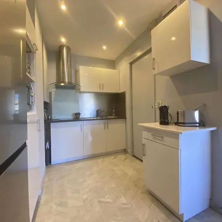 Sainte-maxime: 2 Pièces Rénové Avec Terrasse, Climatisation Et à 2 Pas De La - Fr-1-226-498 Sainte-Maxime