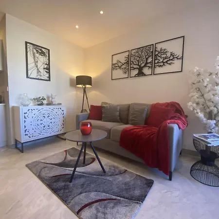 Sainte-maxime: 2 Pieces Renove Avec Terrasse, Climatisation Et A 2 Pas De La - Fr-1-226-498 Apartment