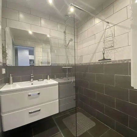 Sainte-maxime: 2 Pièces Rénové Avec Terrasse, Climatisation Et à 2 Pas De La - Fr-1-226-498 Sainte-Maxime