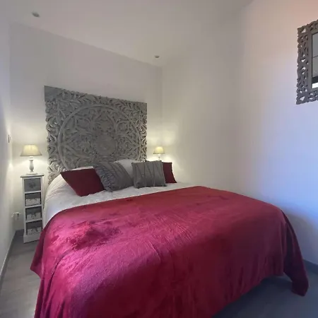 Sainte-maxime: 2 Pieces Renove Avec Terrasse, Climatisation Et A 2 Pas De La - Fr-1-226-498 Sainte-Maxime