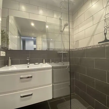 Sainte-maxime: 2 Pièces Rénové Avec Terrasse, Climatisation Et à 2 Pas De La - Fr-1-226-498 *